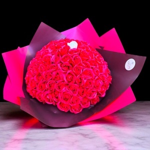 Buchet Red Opulent cu 101 trandafiri de sapun, Rosu-Alb - Img 4