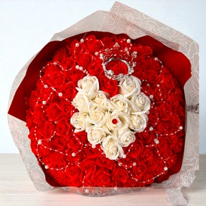 Buchet Royal Red cu 101 trandafiri de sapun si accesorii decorative, 40 cm - Img 5