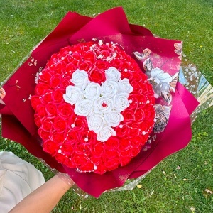 Buchet Royal Red cu 101 trandafiri de sapun si accesorii decorative, 40 cm - Img 9