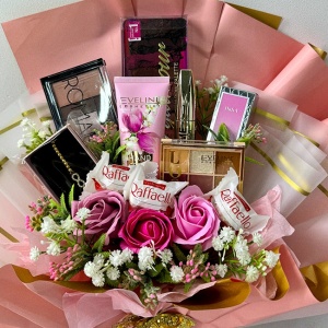 Buchet Beauty,  trandafiri de sapun, plante artizanale , praline Raffaello, produse cosmetice, Roz