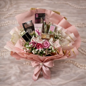 Buchet Special Beauty, cu trandafiri de sapun, plante artizanale , praline Raffaello, bratara, mini parfum si produse cosmetice