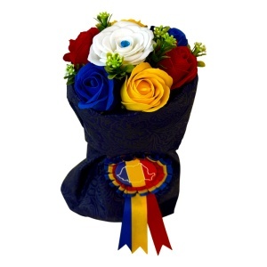 Buchet tricolor din trandafiri de săpun cu insigna României – cadou simbolic și elegant - Img 3