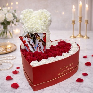 Cadou pentru femei cutie inima rosie cu trandafiri de sapun, ursulet din trandafiri si Kinder Bueno