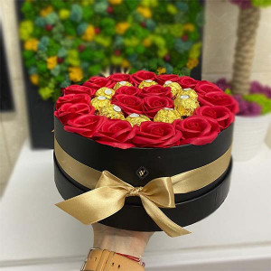 Cadou pentru femei cutie rotunda neagra cu trandafiri de sapun si praline Ferrero Rocher, rosu