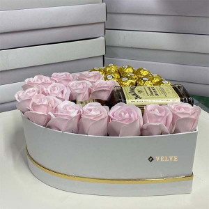 Cadou Sweet Honey cutie inima alba cu trandafiri de sapun, Jack Daniel's si praline Ferrero Rocher