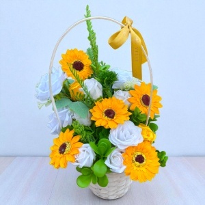 Cos aniversar Floral Collection cu trandafiri, floarea soarelui de sapun si plante artizanale, 37 cm - Img 2