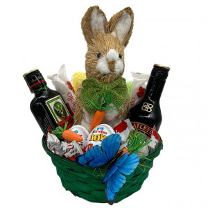 Cos cadou de Paste, Jagermeister 200ml, Baileys Original 200ml, praline Raffaello si Kinder Bueno, oua Kinder Joy, iepuras decorative si alte decoratiuni deosebite