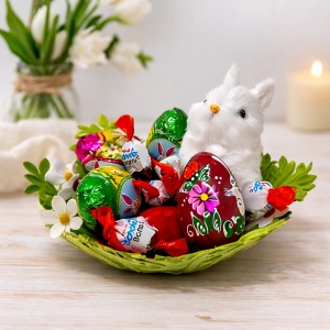 Cos cadou Paste Bunny Delight cu dulciuri Kinder, decoratiune iepuras si oua decorative