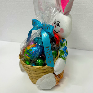 Cos Easter, baton Papi Primola 26.8gr, batoane Snikers 100gr, 4 oua ciocolata Favorina 80gr, oua mini cicolata Favorina 80gr, in cos cadou cu iepuras albastru