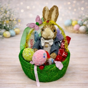 Cos cadou Paste Bunny Treats cu decoratiune iepure, Kinder Joy, Raffaello si Mon Cheri