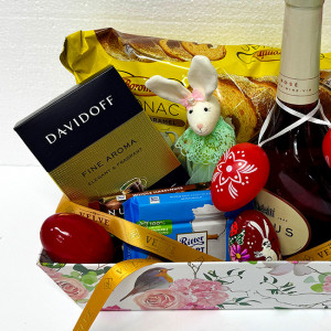 Cos Easter, decoratiune iepure, 4 oua decorative, 3 lalele artizanale, cozonac Boromir 450gr, cafea Davidoff 250gr, ciocolata Ritter 200gr, vin Mateus 750ml, in cos cadou