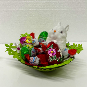 Cos Eastern, decoratiune iepuras alb, 3 oua lemn decorative,  4 Kinder Schoko Bons 24gr , 3 oua ciocolata Choco Pack 60gr, in cos verde cu imprimeu
