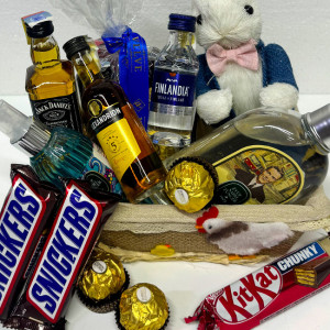 Cos Easter, decoratiune iepure, baton Kit Kat 40gr, batoane Snikers 100gr, praline praline Ferrero Rocher 50gr, bautura spirtoasa Alexandrion 5 stele 50ml, vodca Finlandia 50ml, whiskey Jack Daniel's 50ml, after shave Eyup Sabri Tuncer 250ml, apa de colon