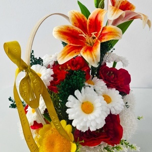 Cos floral decorativ cu crin, mac si margarete artizanale, 35x25 cm - Img 2