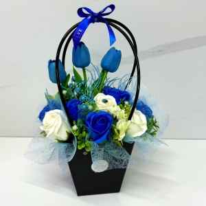 Cos floral Roses Scent Endless, cu trandafiri din sapun parfumati, lalele si plante artificiale, Albastru