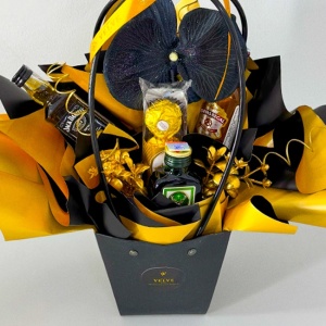 Cosulet cadou Delice barbati, 3 bauturi alcoolice miniatura, 4 praline Ferrero Rocher si accesorii artizanale - Img 4