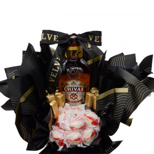 Cosulet cadou Delice pentru barbati, Chivas Regal 12 YO, 7 praline Raffaello si 12 ciocolatele Merci