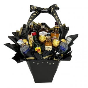 Cosulet cadou Delice pentru barbati, cu 5 praline Ferrero si bauturi spirtuase in miniatura, Chivas Regal 12 YO, 2 sticle de  Absolut Vodka, Jack Daniels, Jack Gentleman, J&B si Hennssy.