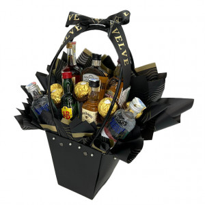 Cosulet cadou Delice pentru barbati, cu 5 praline Ferrero si bauturi spirtuase in miniatura, Chivas Regal 12 YO, 2 sticle de  Absolut Vodka, Jack Daniels, Jack Gentleman, J&B si Hennssy.