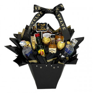 Cosulet cadou Delice pentru barbati, La Multi Ani Constantin, 7 bauturi alcoolice miniatura si 5 praline Ferrero Roche