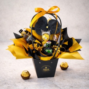 Cosulet Delice pentru barbati, cu 4 praline Ferrero, bauturi spirtoase in miniatura, Chivas Regal 12 YO, Jack Daniels, Jagermeister si accesorii artizanale