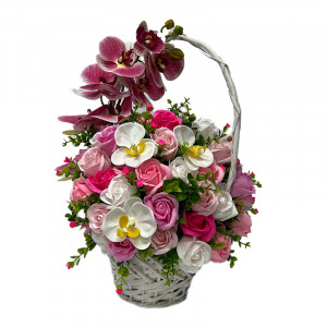 Aranjament floral cu 63 de trandafiri din sapun, 4 orhidee si alte accesorii