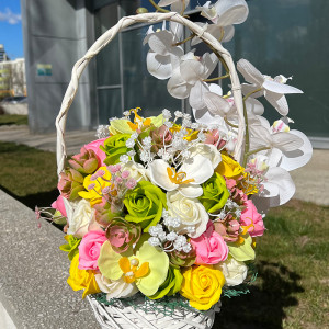 Aranjament floral cu 47 de trandafiri din sapun, 7 orhidee si alte accesorii
