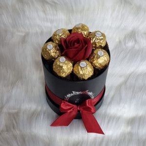 Cutie cadou pentru femei neagra Sweet Flower cu trandafir de sapun si praline Ferrero Rocher