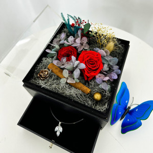 Cutie cu trandafiri criogenati Bell pe pat de licheni si pandantiv din argint cu pietre swarovski, Rosu2