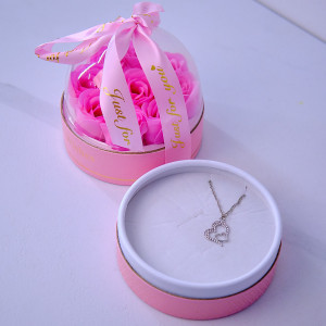 Set elegant din 2 piese, cu trandafiri de sapun in cupola si accesoriu, in cutie cadou, roz