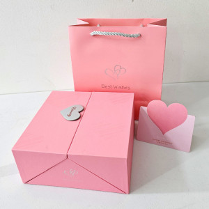 Cutie exclusivista pentru accesorii, cu set cercei Miraj, trandafiri parfumati de sapun, felicitare si punga cadou, Roz 1