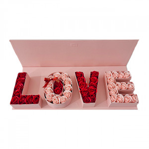 Cutie florala Luxury Breeze cu trandafiri din sapun, legare cu panglica satinata si text "LOVE", Roz 1