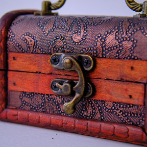 Cutie pentru accesorii, in forma de cufar din lemn 11 x 6.5 x 7