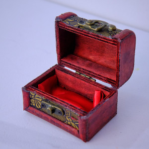 Cutie pentru accesorii, in forma de cufar din lemn 8 x 6 x 6