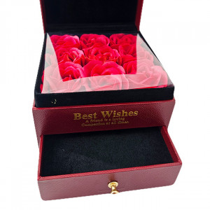 Cutie pentru accesorii "Love Wishes" cu sertar, 9 trandafiri de sapun, felicitare si punga de cadou, Maro 1