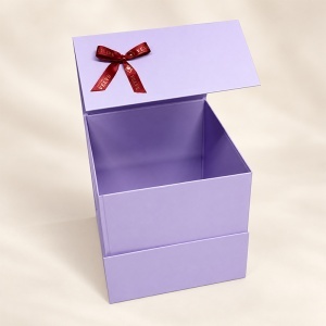 Cutie pentru cadou Lavender Elegance, lila cu panglica si fundita, 26x25 cm - Img 2