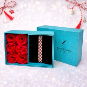 Cutie turcoaz cu trandafiri de sapun rosii si bratara Martisor