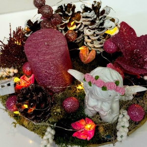 Decoratiune handmade ChristmasDay LED, cu lumanare decorativa, figurina ingeras din ceramica, conuri si ramuri de brad, globuri si licheni, pe suport de lemn, Roz