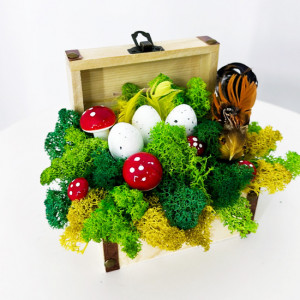 Decoratiune handmade cu licheni stabilizati si elemente de decor: oua, gainusa si ciupercute, in cufar de lemn, 12x8 cm3