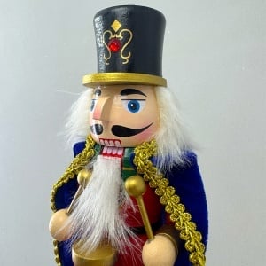 Decoratiune pentru masa de Craciun, Spargatorul de Nuci in uniforma festiva, Tobosar, Albastru-Rosu, 25cm - Img 3