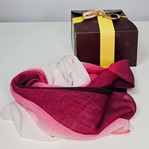 Esarfa satinata de dama, in cutie eleganta, burgundy degrade, 163x50 cm - Img 5