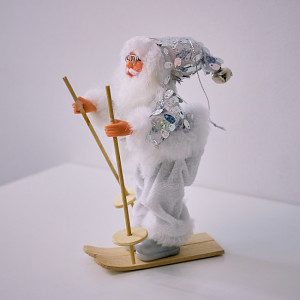 Figurina Decorativă 'Moș Crăciun Schior', Argintiu, 17cm - Img 3
