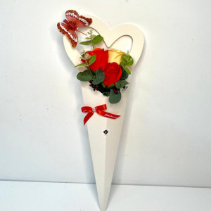 Martisor, vestirea primaverii cu 3 trandafiri din sapun si eucalipt, bordo-orange