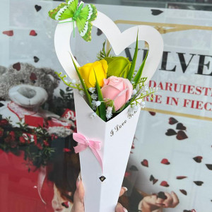 Aranjament floral, vestirea primaverii cu 3 trandafiri din sapun si margaritari, verde-galben-roz