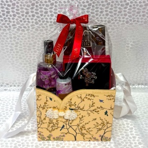 Pachet Blossom cu ciocolata Heidi 80gr, cutiuta cu trandafiri din sapun si brosa, crema de maini si de corp 50ml Eyup Sabri-Tuncer, spray de corp 250ml Eyup Sabri-Tuncer, in cutie imprimata floral si toarte, Rosu