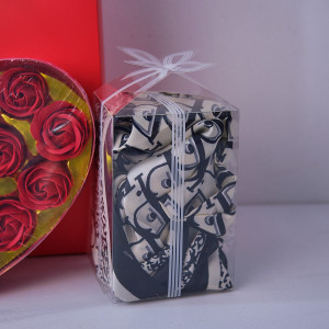 Set Chocolate Heart, cu esarfa, cutie cu ciocolata si trandafiri de sapun