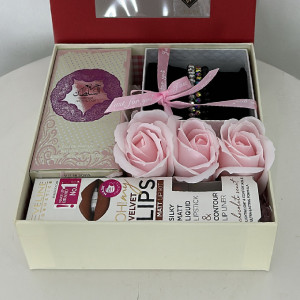 Pachet cadou dama, Cutie eleganta cu Parfum arabesc Hareem Al Sultan 50ml, Set 3 bratari Glamour, Kit Lips Eveline si 3 trandafiri de sapun, Roz - Img 3