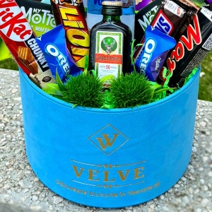 Pachet Delice, in cutie bleu de catifea, Absolut 200ml, Jagermeister 50ml, Snickers 50gr, Lion 42gr, Mars 51gr, My Motto 30gr, Joe 46gr, Ritter 100gr, Caju 100gr si minge decor
