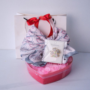 Pachet cadou Good Luck, cu brosa trifoi, esarfa satinata si cutie - inima cu trandafiri de sapun, in punga eleganta, Roz pal