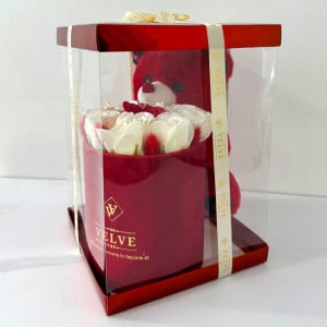 Pachet cadou pentru indragostiti, A Drop of Love, ursulet de plus 21 cm si aranjament floral cu noua trandafiri de sapun si lagurus criogenat, ambalate in cutie deosebita, Alb